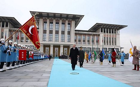 Eski Türk devleti askerleri Aliyev'i karşıladı
