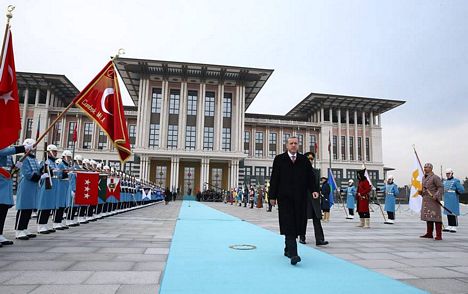 Eski Türk devleti askerleri Aliyev'i karşıladı
