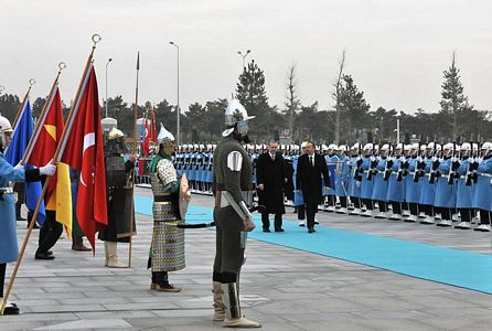 Eski Türk devleti askerleri Aliyev'i karşıladı
