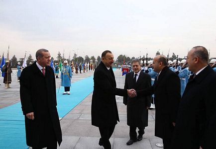 Eski Türk devleti askerleri Aliyev'i karşıladı
