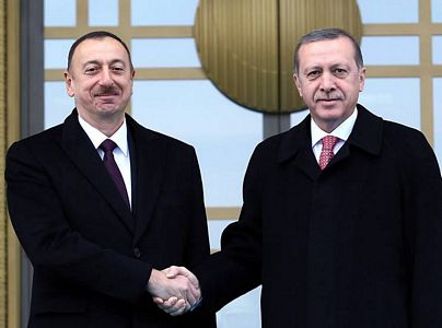 Eski Türk devleti askerleri Aliyev'i karşıladı
