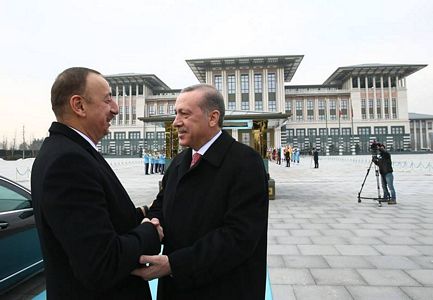 Eski Türk devleti askerleri Aliyev'i karşıladı
