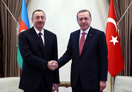 Eski Türk devleti askerleri Aliyev'i karşıladı
