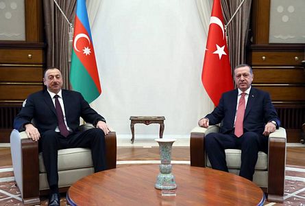 Eski Türk devleti askerleri Aliyev'i karşıladı
