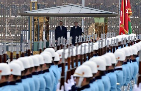 Eski Türk devleti askerleri Aliyev'i karşıladı
