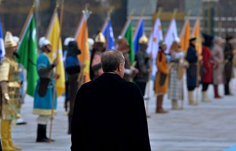 Eski Türk devleti askerleri Aliyev'i karşıladı
