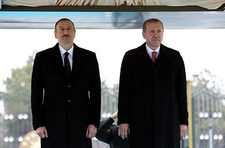 Eski Türk devleti askerleri Aliyev'i karşıladı
