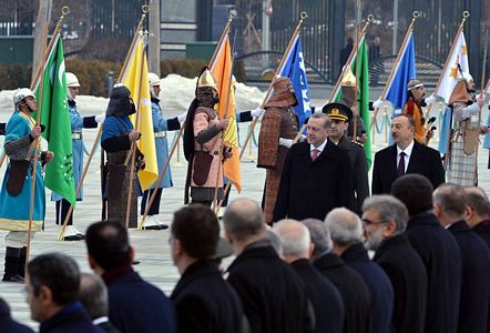 Eski Türk devleti askerleri Aliyev'i karşıladı
