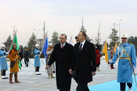 Eski Türk devleti askerleri Aliyev'i karşıladı
