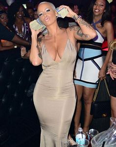 AMBER ROSE BİR ANDA POPÜLER OLDU