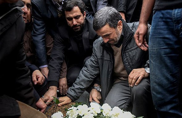 Ahmedinejad annesinin mezarına girdi 