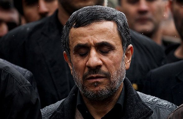 Ahmedinejad annesinin mezarına girdi 