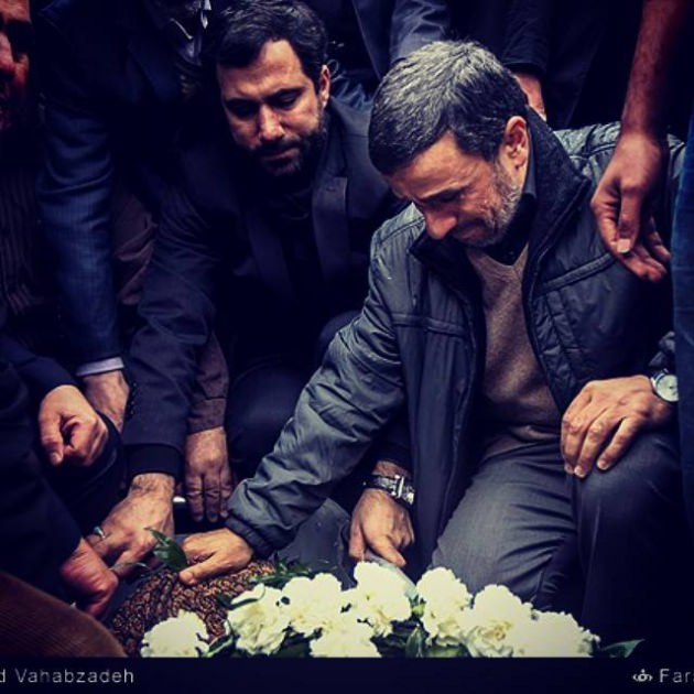 Ahmedinejad annesinin mezarına girdi 