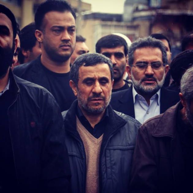 Ahmedinejad annesinin mezarına girdi 