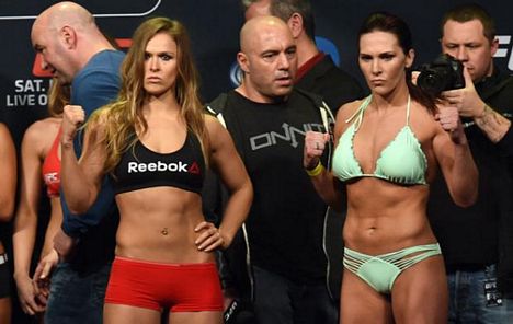 Ronda Rousey ezip geçiyor
