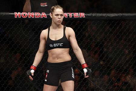 Ronda Rousey ezip geçiyor
