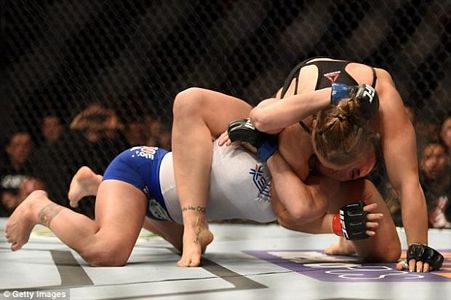 Ronda Rousey ezip geçiyor
