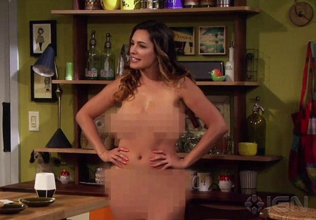 Kelly Brook dizide çırılçıplak soyundu