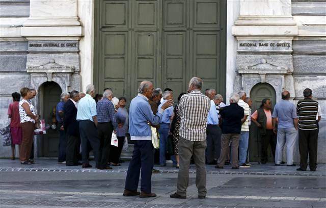 Banka önlerinde çaresiz bekleyiş