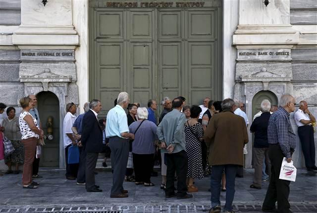 Banka önlerinde çaresiz bekleyiş