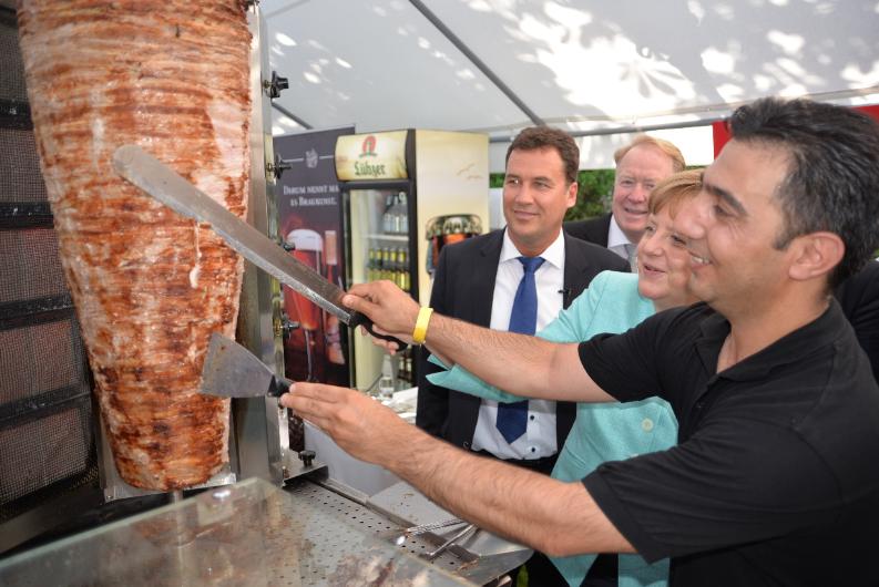 Merkel döner yerken parmaklarını yedi