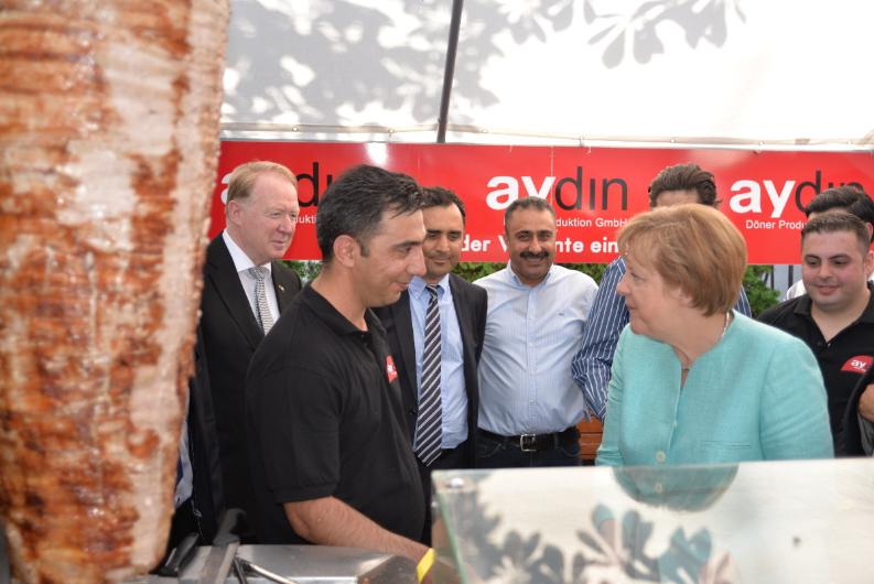 Merkel döner yerken parmaklarını yedi