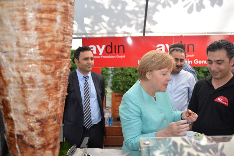 Merkel döner yerken parmaklarını yedi