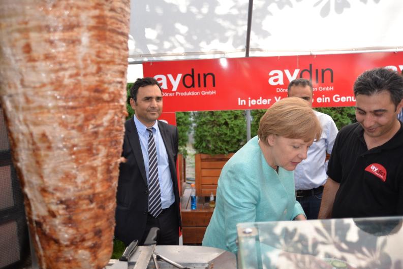 Merkel döner yerken parmaklarını yedi