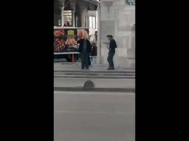 Polis, yaşlı adamın parasını bu notla kurtardı!