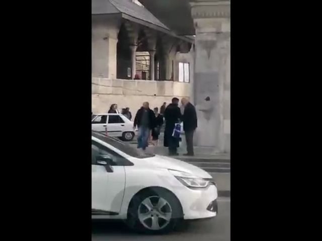 Polis, yaşlı adamın parasını bu notla kurtardı!