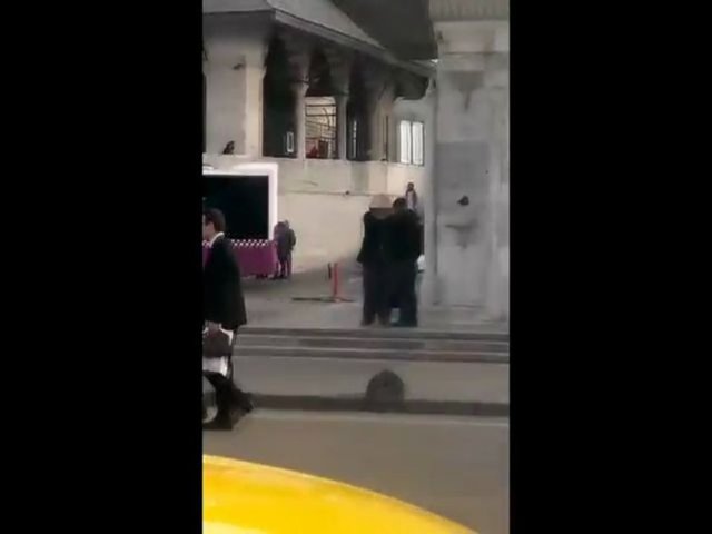 Polis, yaşlı adamın parasını bu notla kurtardı!