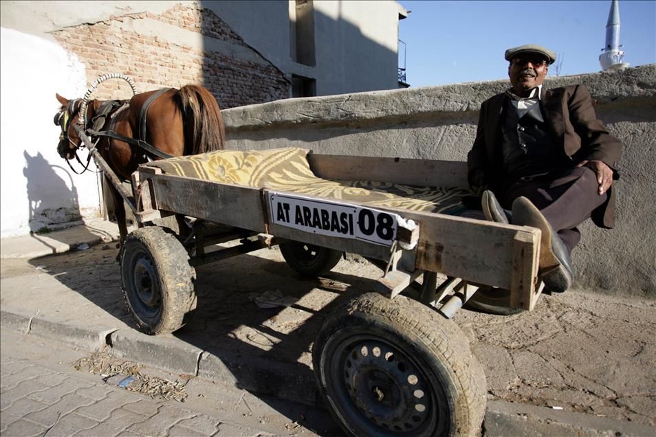 Malkara'da at arabalarına plaka takıldı