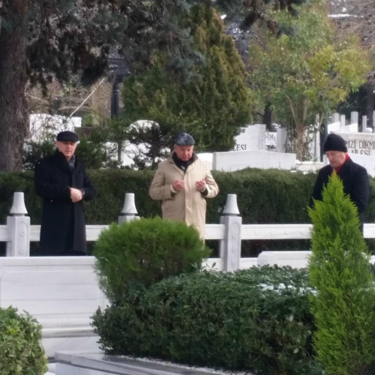 Mustafa Koç'un annesi mezarının başında!